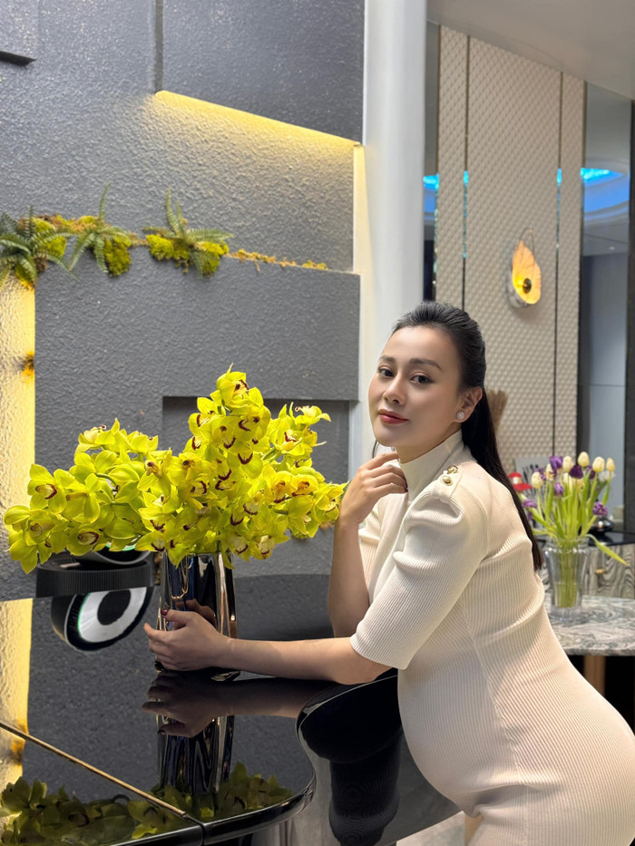 Phương Oanh hạn chế chia sẻ cảm giác mệt mỏi và cố gắng lan toả năng lượng tích cực trong khoảng thời gian mang thai. Ảnh: FBNV