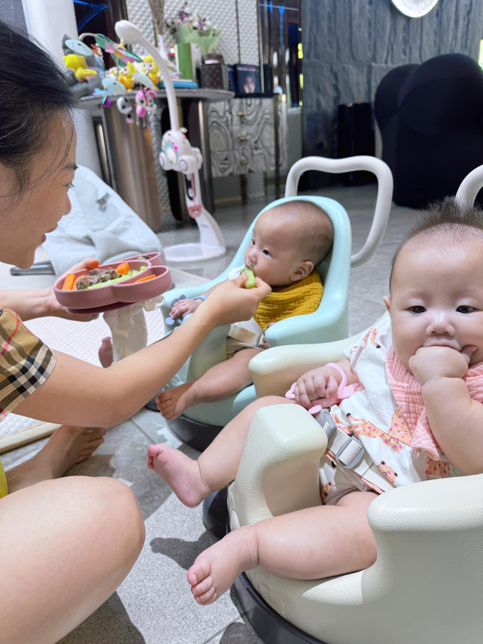 Phương Oanh thoải mái mặc đồ bộ khi ở nhà chăm con. Hai bé nhà nữ diễn viên luôn được mẹ cho ăn diện sạch sẽ, đẹp mắt. Ảnh: FBNV