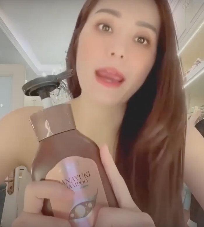 Đoàn Di Băng từng nhiều lần quảng cáo dầu gội Hanayuki trên không gian mạng. Ảnh Sưu tầm