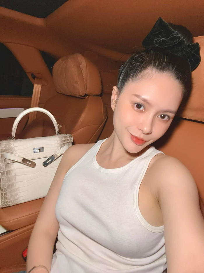 Đoàn Di Băng thường bán hàng trên không gian mạng. Ảnh: FBNV