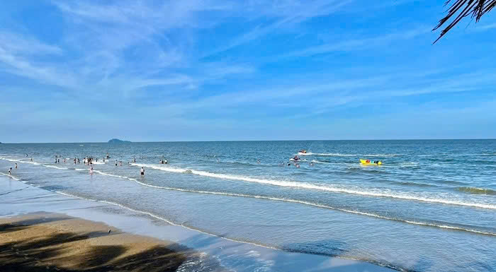 Săn sóng xanh gần Hà Nội: Những bãi biển hot nhất cho mùa hè 2025 Ảnh 6