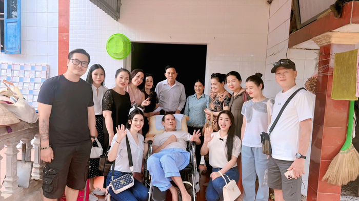 Showbiz 24h: Bạn bè, đồng nghiệp đến thăm diễn viên Thái Hoà. Được biết anh đang ở quê nhà tại Hải Dương. Ảnh: Sưu tầm