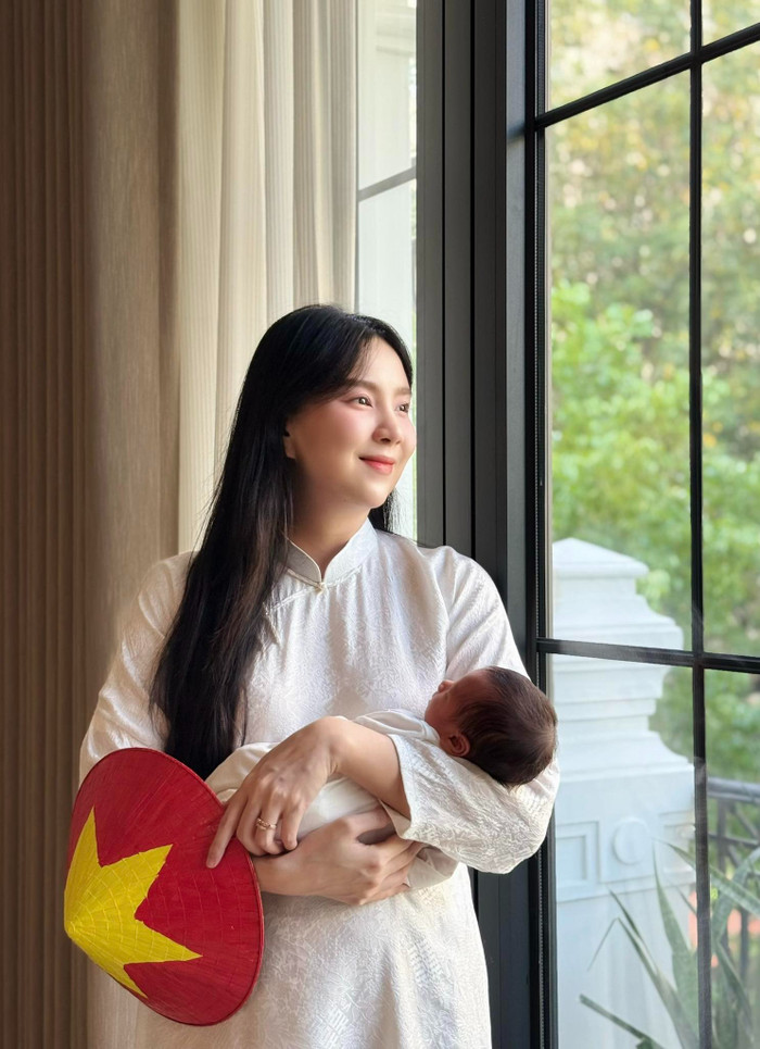 Mai Ngọc nhanh chóng lấy lại vóc dáng chỉ trong thời gian ngắn sau khi hạ sinh con trai đầu lòng.
