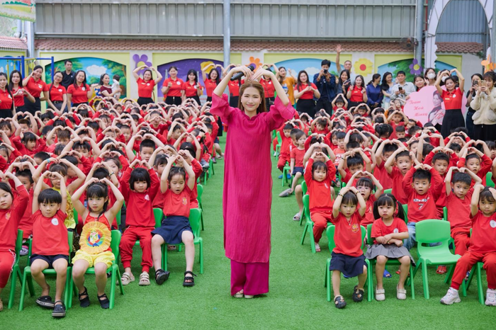 Showbiz 24h: Hoà Minzy hạnh phúc chia sẻ về chuyến đi diễn miễn phí ở trường học. Ảnh: FBNV