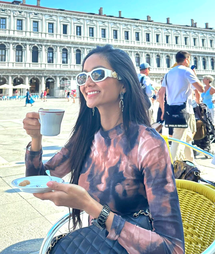 Showbiz 24h: H'Hen Niê tự tin chia sẻ khoảnh khắc cận mặt khi vô tình vướng vào tin đồn can thiệp 'dao kéo'. Ảnh: FBNV