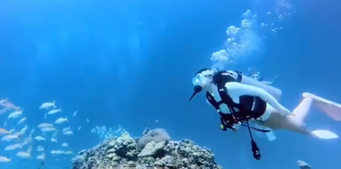 Cô gái lặn xuống biển tìm đồ bị mất thì gặp sự cố đau lòng Ảnh 2