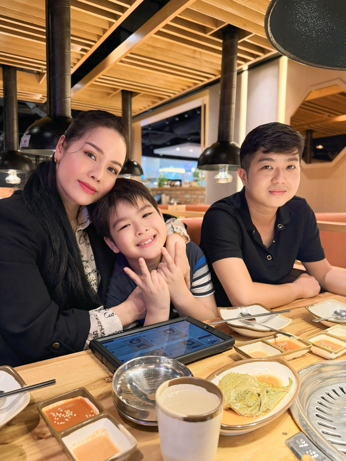 Showbiz 24h: Nhật Kim Anh và chồng cũ hội ngộ, ăn uống vui vẻ bên cạnh con trai Bửu Long. Ảnh: FBNV