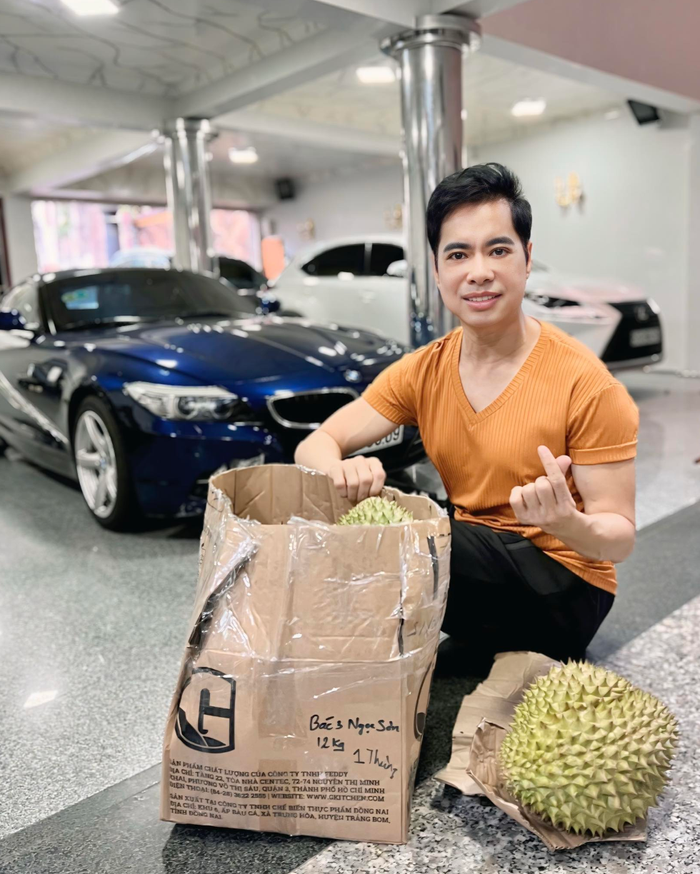 Showbiz 24h: Danh ca Ngọc Sơn khoe món quà được Hồ Văn Cường biếu tặng nhân dịp Tết Đoan Ngọ. Ảnh: FBNV