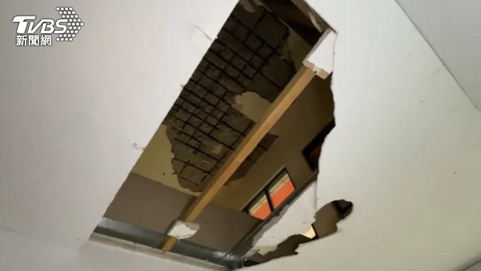 Thuê nhà 35 triệu/tháng, người mẹ đơn thân suýt mất con vì trần đổ sập khi đang ngủ trưa Ảnh 1