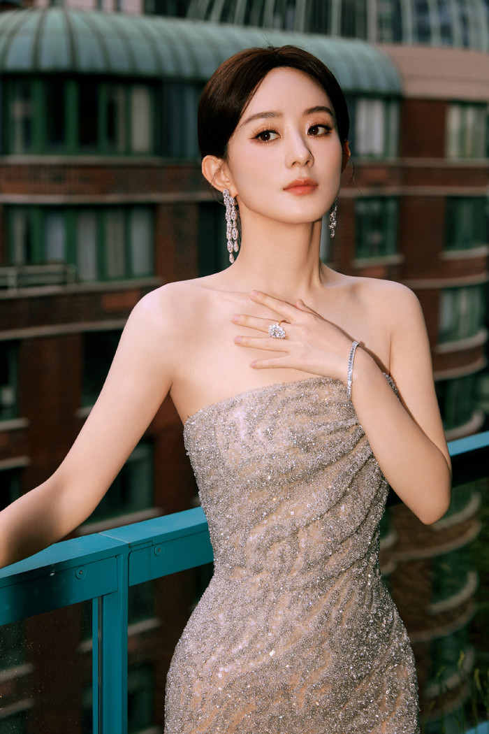 Không ai nghĩ Triệu Lệ Dĩnh cũng từng mất vai vào tay Trương Thiên Ái. (Ảnh: Weibo)