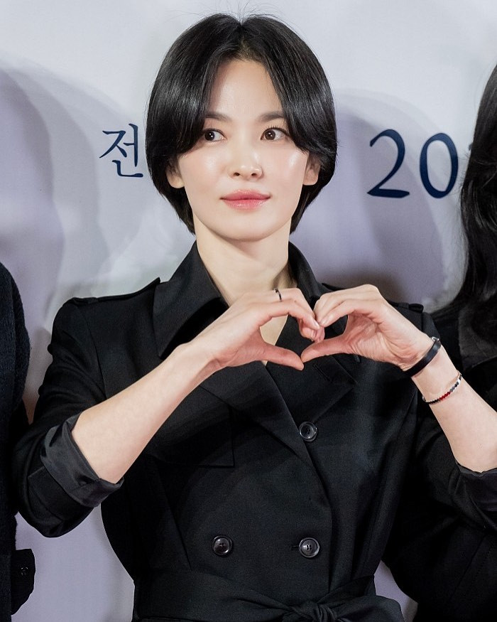 Song Hye Kyo thể hiện sự nghiêm túc từ việc đóng phim cho tới nhiệt tình tham gia các hoạt động quảng cáo dự án mới với ê-kíp. Ảnh: IGNV