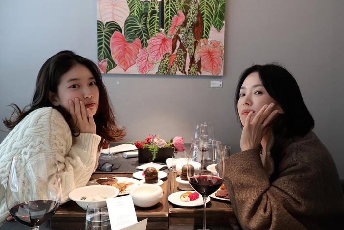 Song Hye Kyo có nhiều người bạn thân trong giới showbiz. Trong vài năm gần đây, cô có thêm bạn thân mới là Suzy. Ảnh: IGNV