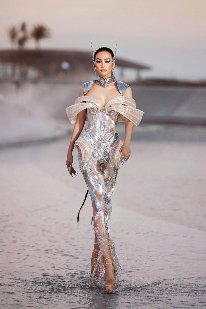 Tiểu Vy với bộ trang phục lấy cảm hứng cảm hứng từ ALIEN (người ngoài hành tinh) cùng phong cách Futuristic (vị lai) - (Ảnh: Fashion Voyage #5 của NTK Chung Thanh Phong).