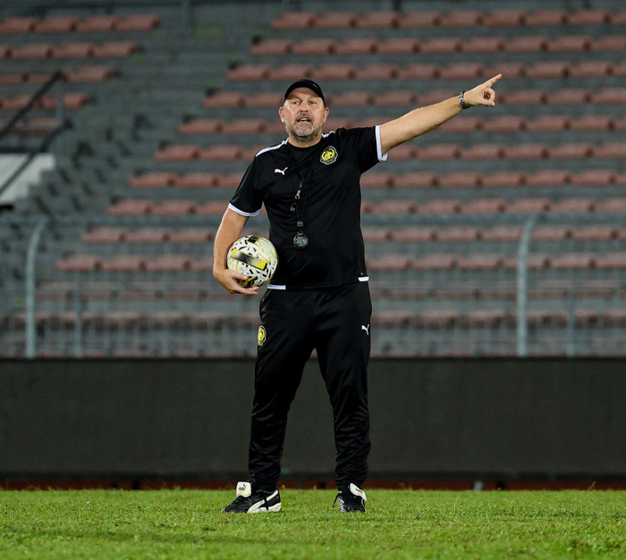 HLV Peter Cklamovski đang cố gắng giấu bài. Ảnh: FAM