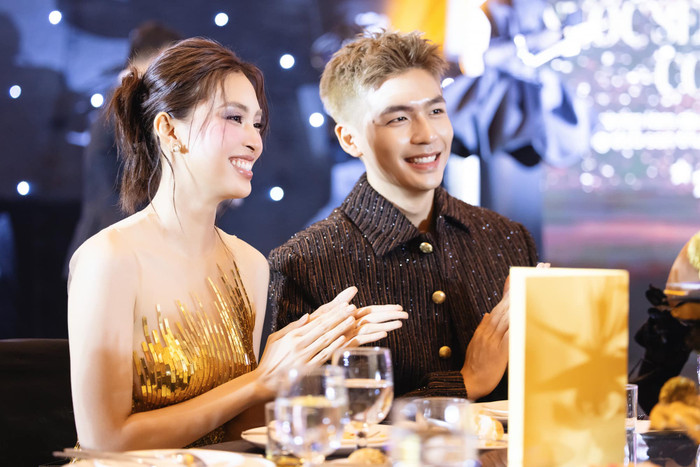 Tiểu Vy thể hiện sự khéo léo khi trả lời về tin đồn hẹn hò với Quốc Anh. Ảnh: FBNV