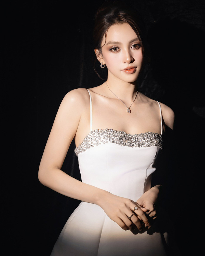 Nhan sắc xinh đẹp giúp Tiểu Vy trở nên nổi bật hơn so với dàn người đẹp cùng trang lứa. Ảnh: FBNV