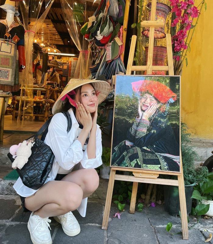 Ngoài thời gian dành cho công việc, Tiểu Vy cũng thể hiện sự quan tâm tới gia đình và tự thưởng cho bản thân những chuyến đi du lịch. Ảnh: FBNV