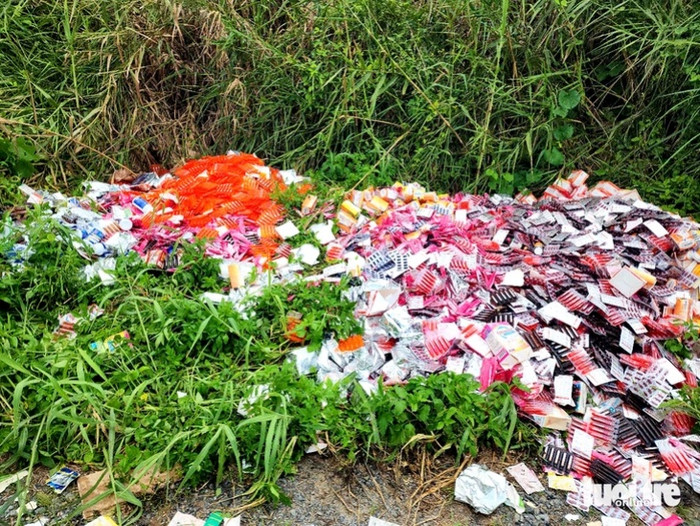 Số thuốc, thực phẩm chức năng bị vứt bỏ ở vùng ven TP.HCM. Nguồn ảnh: Tuổi Trẻ Online