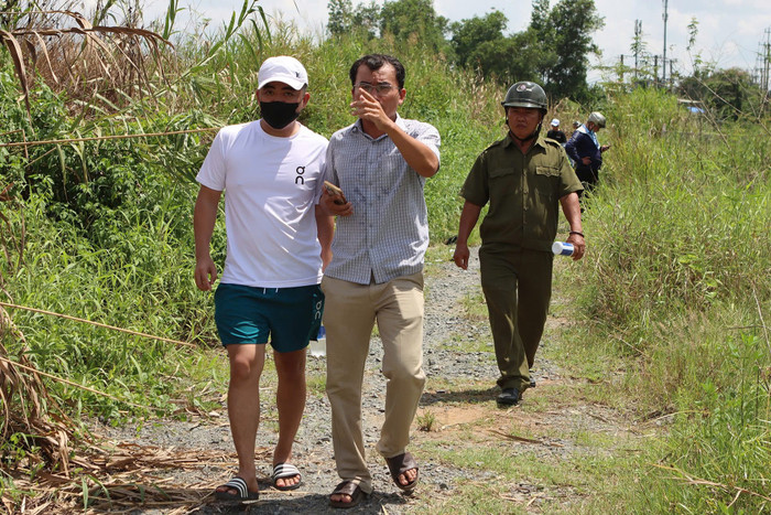 Cơ quan chức năng đã làm việc với chủ lô hàng và 2 người được thuê chở thực phẩm chức năng đi vứt bỏ. Nguồn ảnh: VietNamNet