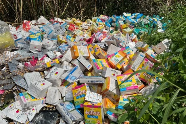 Hàng nghìn hộp thuốc bị vứt bỏ. Ảnh: báo Tiền Phong