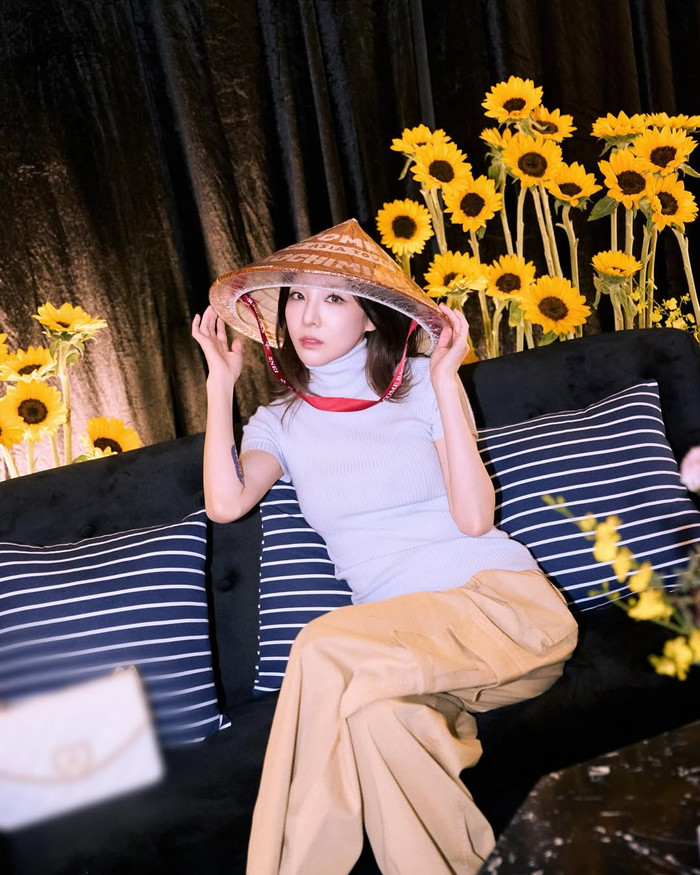 Dara đội nón lá, thể hiện sự trân trọng người hâm mộ Việt Nam khi đến dải đất hình chữ S để biểu diễn. Ảnh: IGNV