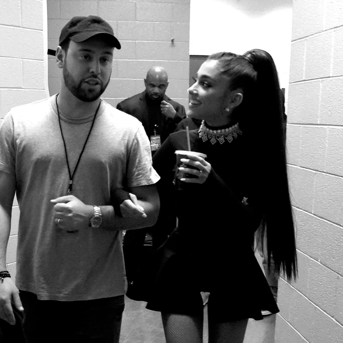 Scooter Braun và Ariana Grande (Ảnh: Pitchfork) 