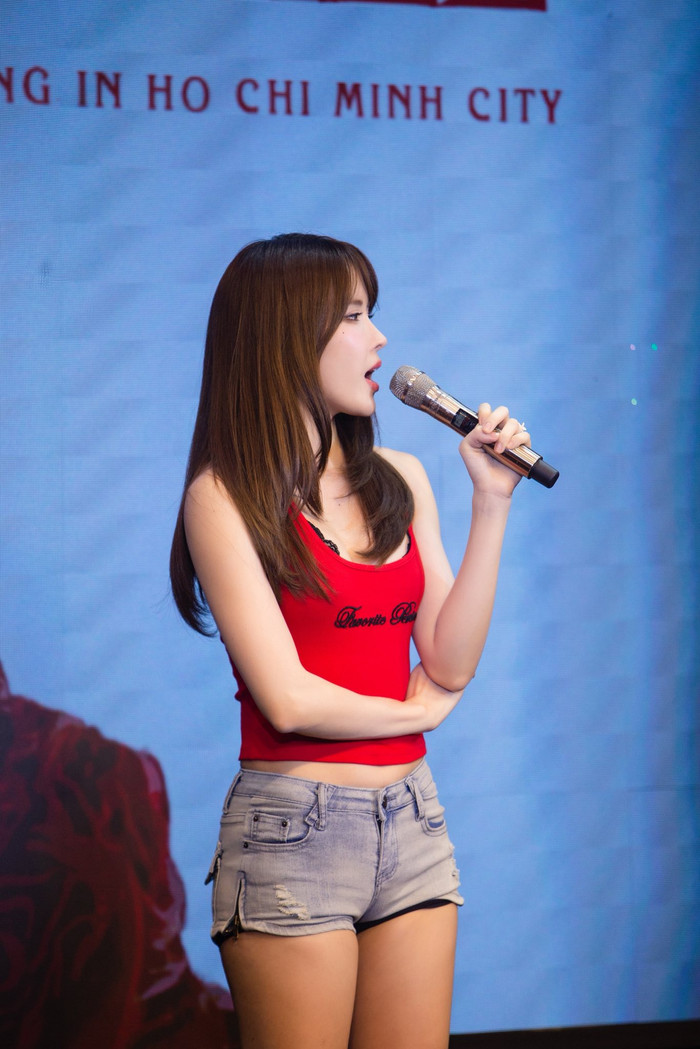 Trang phục gây tranh cãi trong fanmeeting của Thiều Bảo Trâm gây xôn xao mạng xã hội mới đây - (Ảnh: FBNV).