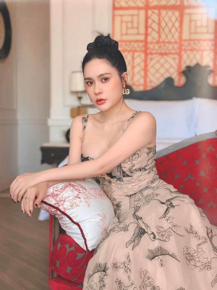 Đoàn Di Băng thường xuyên đăng clip sử dụng các sản phẩm do cô bán như kem chống nắng, mặt nạ... (Ảnh FBNV)