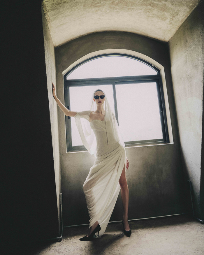 Bộ sưu tập này không phục vụ một hình mẫu cơ thể lý tưởng hóa. Với các kỹ thuật cắt dựng tôn dáng và cách xử lý form linh hoạt, tác giả làm trang phục cho phụ nữ thật – từ những người mẹ, phụ nữ trung niên, đến những người không bao giờ nghĩ họ sẽ “hợp” với thời trang cao cấp. 