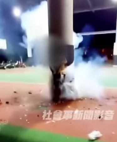 Nhóm học sinh ném pháo vào người bạn trong ngày sinh nhật gây phẫn nộ Ảnh 1