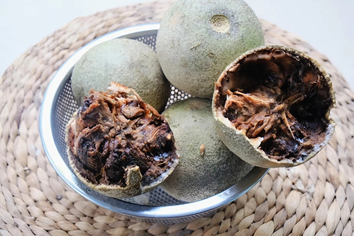 Nếu lần đầu nhìn thấy quả quách, nhiều người hẳn sẽ ngỡ rằng đây là loại quả “hỏng” bởi lớp vỏ xù xì, trắng xám loang lổ như bị mốc. (Ảnh VTC)