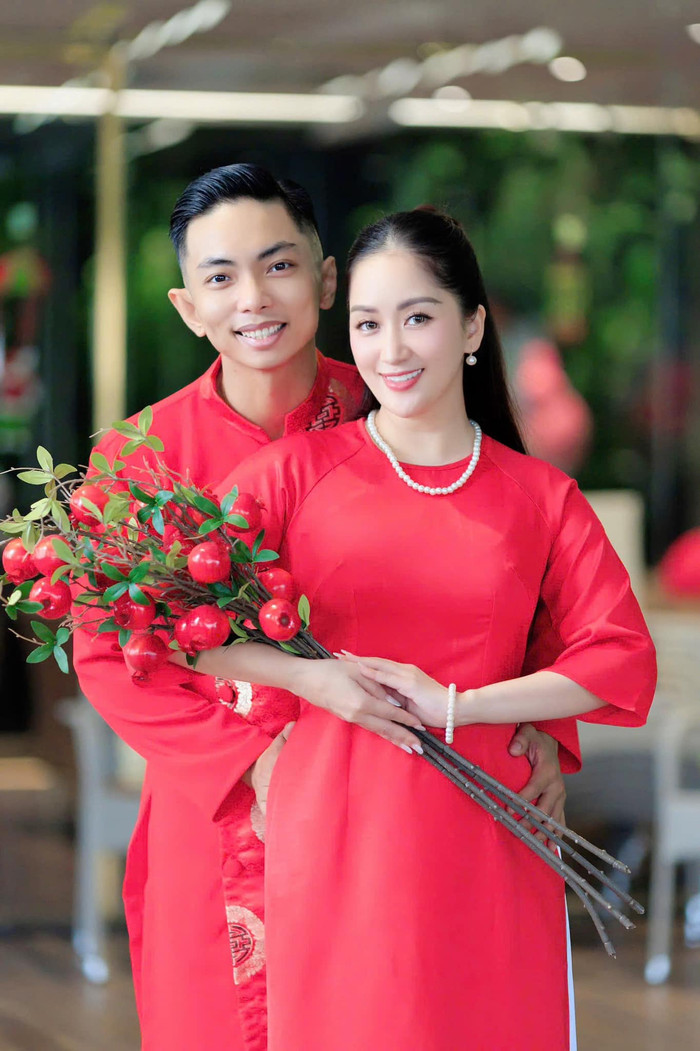 Khánh Thi được nhiều khán giả nhận xét ngày càng trẻ trung, tươi tắn sau một thời gian dài chung sống với Phan Hiển. Ảnh: FBNV