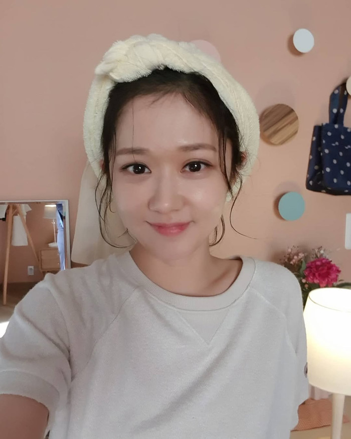 Làn da ở tuổi ngoài 40 của Jang Nara khiến nhiều người trầm trồ. (Ảnh IGNV)