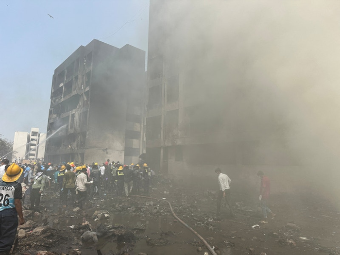 Hiện trường tan hoang vụ tai nạn máy bay ở Ấn Độ. (Ảnh: Reuters)