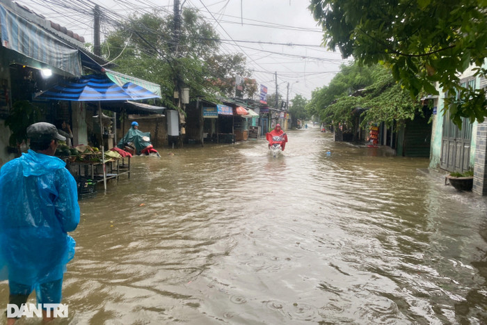 Mưa lớn khiến nhiều nơi ở TP. Huế bị ngập sâu. (Ảnh: Dân Trí)