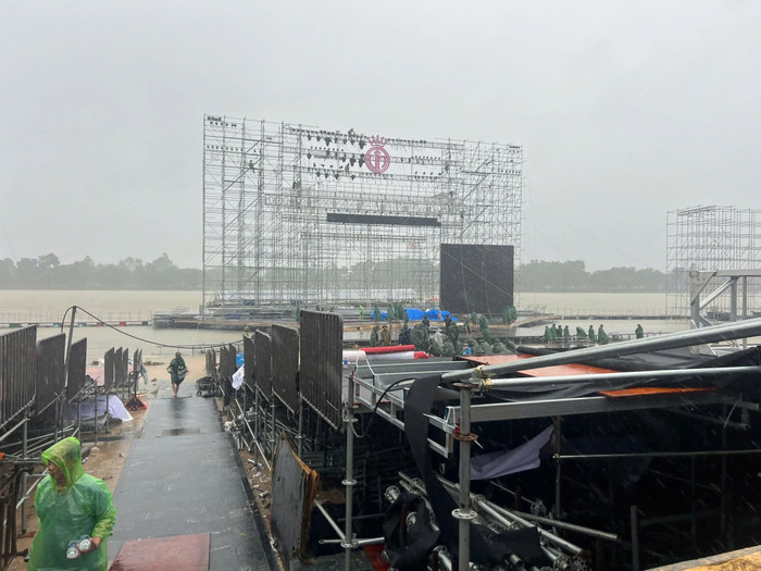 Sân khấu ngoài trời của chung kết Hoa hậu Việt Nam bị tháo dỡ vì ảnh hưởng của bão số 1. (Ảnh Galaxy Queen)