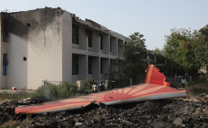 Một phần mảnh vở của chiếc máy bay gặp tai nạn. (Ảnh: Reuters)