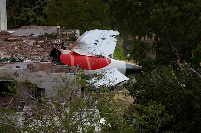 Một phần chiếc may bay gặp sự cố. (Ảnh: Reuters)