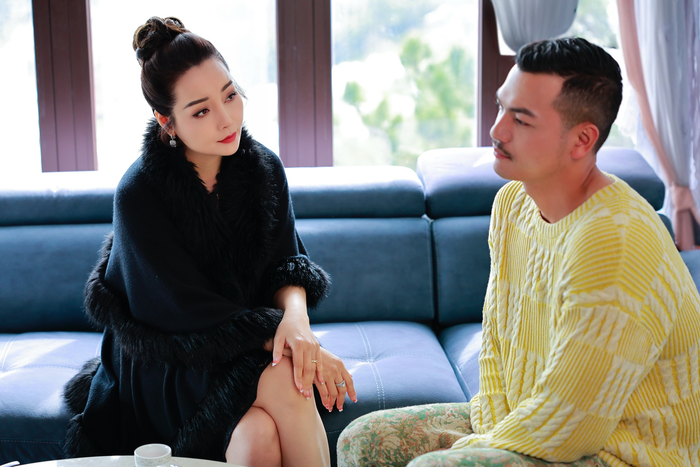 Dù cố gắng chăm chút hóa trang, phục trang cho phần mình, Mai Thu Huyền vẫn không tránh được sự chênh lệch thị giác rõ ràng với Vũ Tuấn Việt.