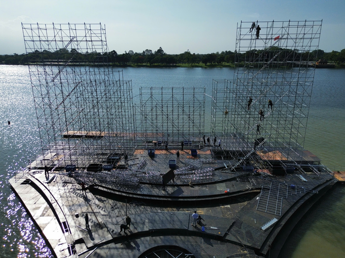 Sân khấu dựng trên mặt nước của Hoa hậu Việt Nam 2024. (Ảnh: BTC)