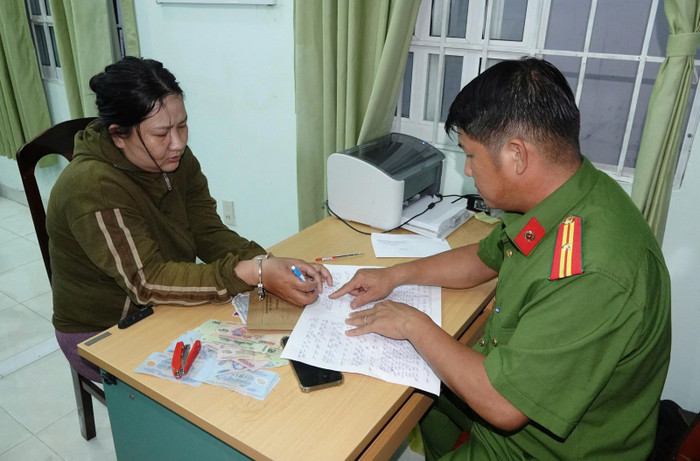 Đối tượng Kim Ánh tại Cơ quan Công an. Ảnh: Công an Nhân dân