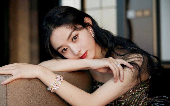 Triệu Lệ Dĩnh bất ngờ khiến một ngôi sao hạng A nổi tiếng bày tỏ tình cảm (Ảnh: Weibo). 