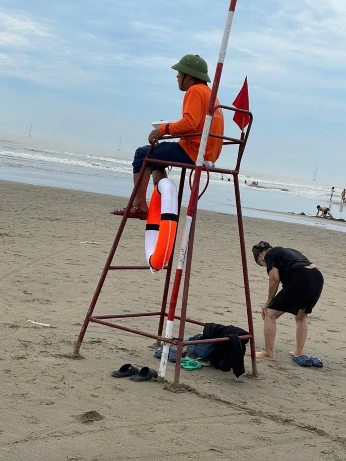 Lực lượng cứu hộ phải liên tục dùng loa để nhắc nhở những người tắm biển, nhằm đảm bảo an toàn. Ảnh: VOV