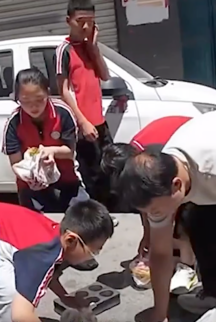 Đổ cả xe đồ ăn giữa đường, nam shipper bất ngờ trước hành động của nhóm học sinh ngay sau đó Ảnh 1