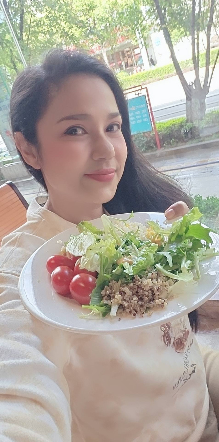 Ở một hình ảnh đời thường khác, sống mũi của Việt Trinh cũng khiến dân tình chú ý. (Ảnh: FBNV)