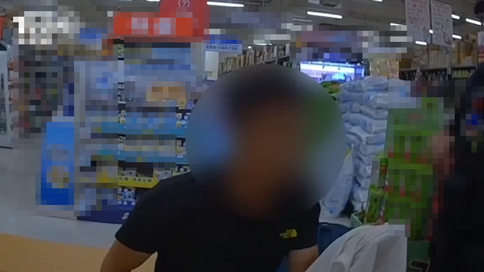 Gặp lại con trai sau 4 năm xa cách, người đàn ông bật khóc tại đồn cảnh sát Ảnh 1