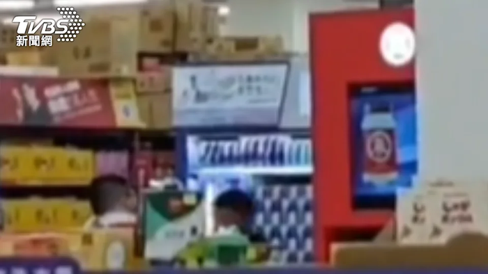 Gặp lại con trai sau 4 năm xa cách, người đàn ông bật khóc tại đồn cảnh sát Ảnh 2