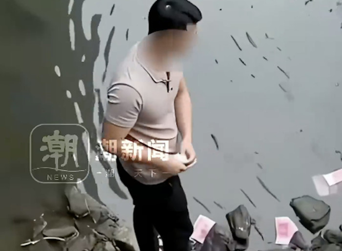 Xôn xao người đàn ông ném hơn 1 tỷ đồng tiền mặt xuống sông Ảnh 1