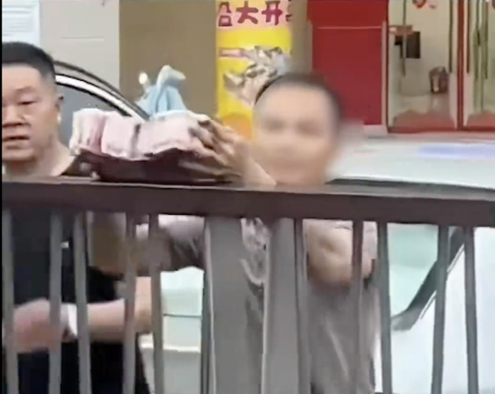 Xôn xao người đàn ông ném hơn 1 tỷ đồng tiền mặt xuống sông Ảnh 3