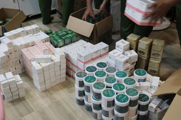 Các loại mỹ phẩm không rõ nguồn gốc. Ảnh: VnExpress